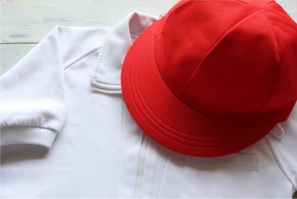 体操服と紅白帽子