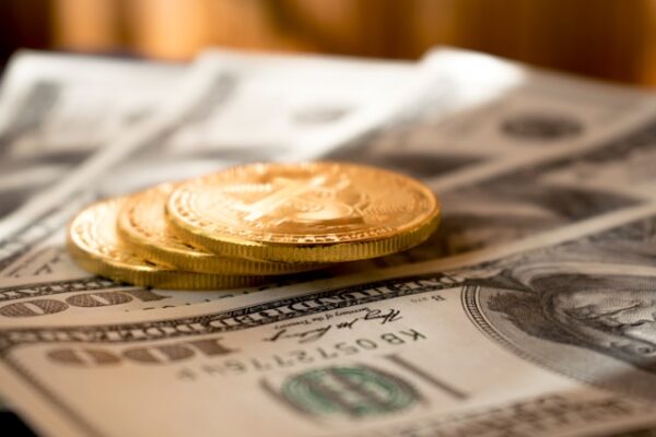 100米ドル紙幣に描かれた3枚の丸い金色の硬貨