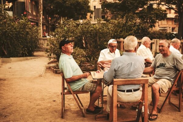 テーブルの近くに座っている老人のグループ