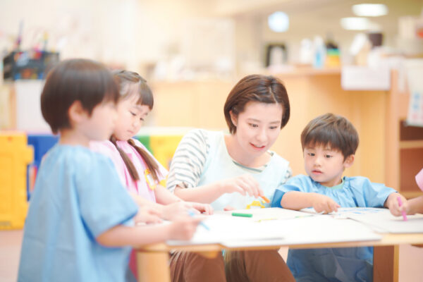 クレヨンの名前はどこに書く・貼るのが正解?