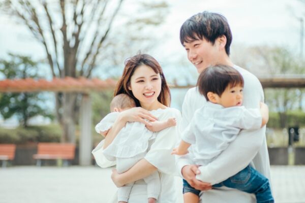 赤ちゃんを抱く女性と、男の子を抱く男性