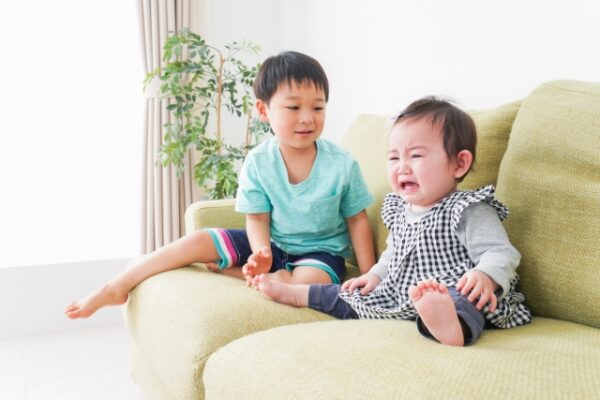 上の子を優先できない…罪悪感を抱えたときに読んでほしい話|「上の子可愛くない症候群」との向き合い方 泣いている赤ちゃんを見る男の子