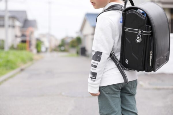 ランドセルを背負った小学生の男の子