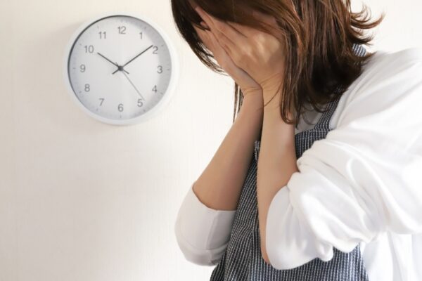 顔を手で覆って泣いている女性