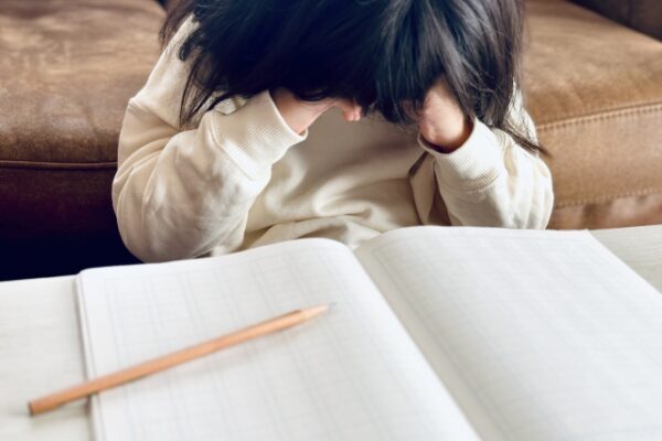 泣きながら勉強する女の子